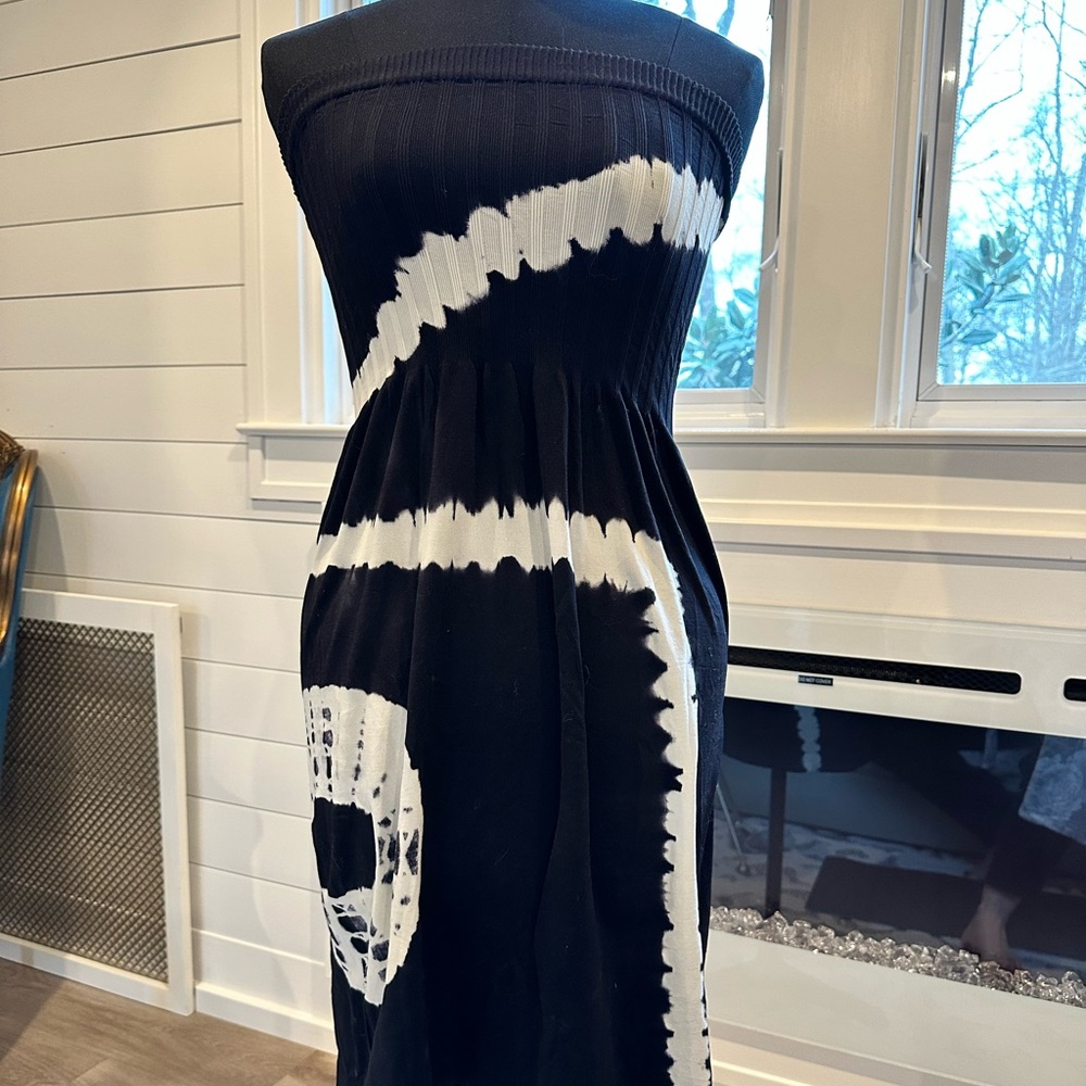 VENUS Black and White Strapless Dress